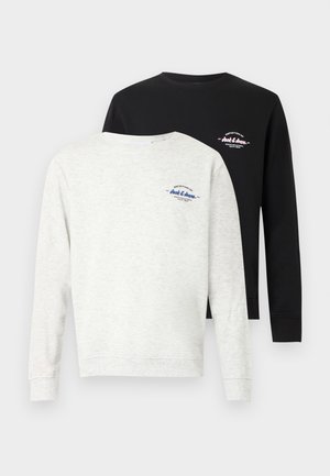Zwei Sweatshirts mit langen Ärmeln und Rundhalsausschnitt, eines hellgrau und eines schwarz, jeweils mit kleinem blau-weißem Text auf der linken Brust.