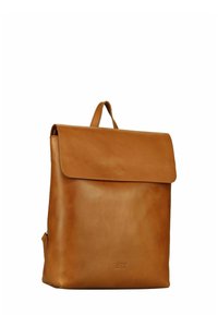 Sac à dos en cuir tan avec un rabat, une poignée sup�érieure et des coutures minimales. Présente une surface lisse et élégante ainsi qu'un logo embossé subtil.