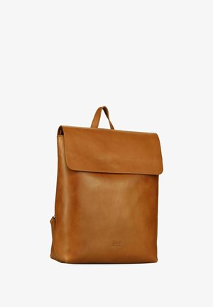 Hellbrauner Rucksack aus Leder mit einem umklappbaren Deckel, einem oberen Griff und minimalen Nähten. Verfügt über eine schlanke, glatte Oberfläche und ein dezentes, geprägtes Logo.