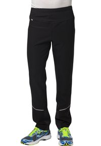Schwarze Sporthose mit breitem Bund, reflektierenden Akzenten an den Beinen und einer glatten Textur, kombiniert mit mehrfarbigen Laufschuhen.