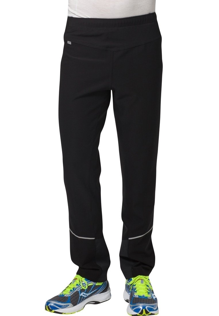 Schwarze Sporthose mit breitem Bund, reflektierenden Akzenten an den Beinen und einer glatten Textur, kombiniert mit mehrfarbigen Laufschuhen.