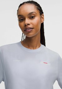 lululemon TRAINING SHORT SLEEVE GRAPHIC - T-Shirt print - serene blue
