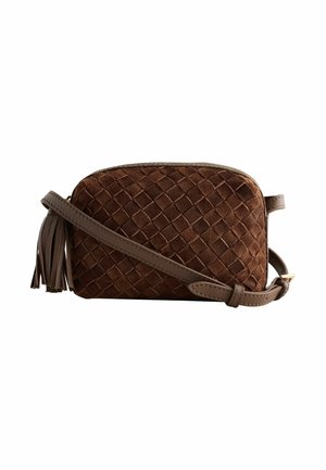 Petit sac bandoulière rectangulaire en daim marron avec motif tissé, bandoulière en cuir réglable, fermeture éclair et détail pompon sur le côté.