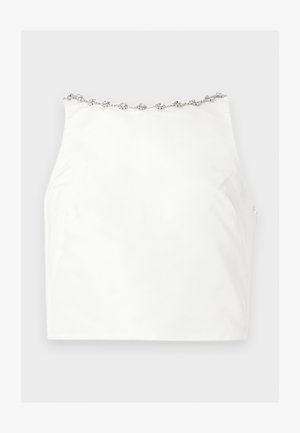 Mini-jupe blanche à coupe droite avec une bordure délicate ornée de gemmes argentées le long du bord supérieur.