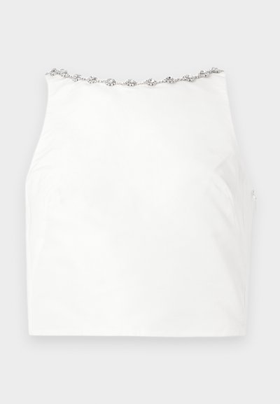 Mini-jupe blanche à coupe droite avec une bordure délicate ornée de gemmes argentées le long du bord supérieur.