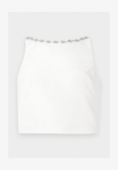 Mini-jupe blanche à coupe droite avec une bordure délicate ornée de gemmes argentées le long du bord supérieur.