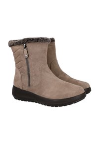 Botas de invierno de ante taupe de altura media con suelas negras, cremallera lateral y un suave forro de piel sintética marrón oscuro visible en el borde superior.