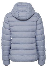 Veste en duvet bleu clair avec un design matelassé, dotée d'une capuche et de poignets élastiques. Texture lisse et coupe mi-longue.