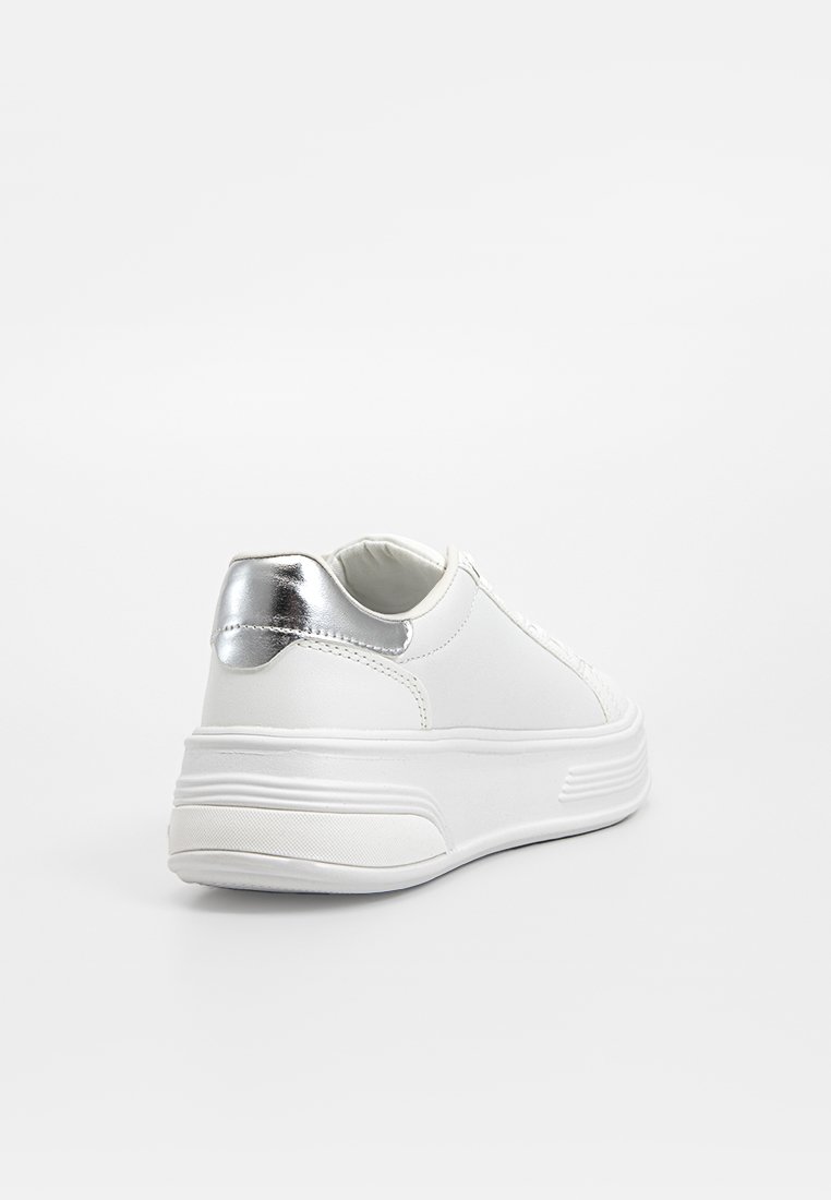 Weißer Sneaker mit strukturiertem Obermaterial, schlankem Design, silbernem Metallakzent an der Ferse und dicker weißer Sohle. Glatte Oberflächenbeschaffenheit.