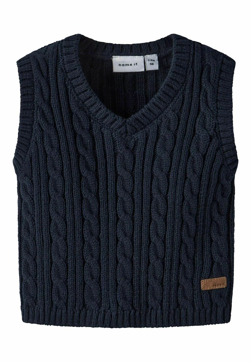 Chaleco de punto azul marino con escote en V y patrón de trenzas. Presenta un diseño sin mangas, bordes acanalados y un pequeño parche de cuero con la marca.