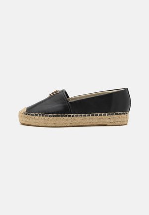 Espadrilla in pelle nera con suola in juta; punta rotonda, tacco basso e decorazione laterale. Texture liscia e dettaglio intrecciato a contrasto lungo il bordo.