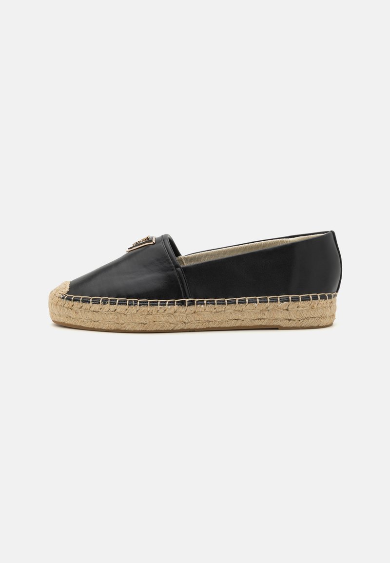 Zwarte leren espadrille met jute zool; ronde neus, lage hak en zijversiering. Glad textuur en contrasterende geweven detail langs de rand.