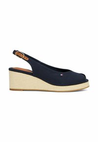 Marine canvas slingback wedge sandaal met open teen, jute-wikkeld platform en verstelbare leren gesp. Rubberen buitenzool voor voldoende grip.