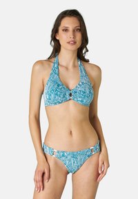 Set di bikini composto da un top a halter con un dettaglio centrale ad anello e slip a vita bassa abbinati con accenti circolari, in turchese con motivi bianchi.