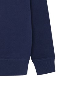 Detail granátově modré mikiny s žebrovaným lemem a hladkou texturou, s čistým designem bez viditelných vzorů nebo kovových částí.