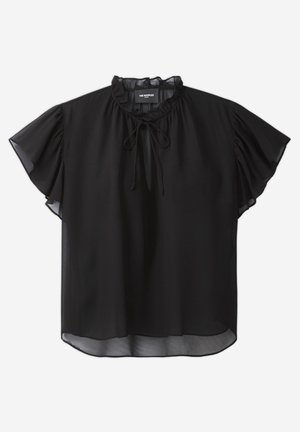 Czarna bluzka z krótkim rękawem, wykonana z lekkiego materiału. Posiada falbaniasty dekolt oraz wiązanie przy kołnierzyku. Lekko zaokrąglony dół.