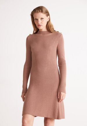 Ribaga kootud kleit pehme mauve värvuses, pikkade varrukatega ja kõrge kaelusega. Omab kuldsete nuppe õlgadel ja laienevat allserva.