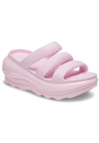 Jasnoróżowe gumowe klapki z trzema szerokimi paskami, fakturowaną wkładką i grubą, falistą podeszwą dla amortyzacji i wsparcia.