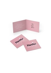 Carte rose clair pliée avec des lettres noires. À l'intérieur, des incitations pour des messages, un côté indique "Ich liebe Dich" et l'extérieur présente "Danke."