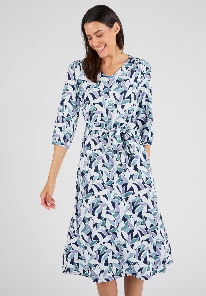 Blumenmusterkleid mit V-Ausschnitt, Dreiviertelärmeln und tailliertem Bund. Hergestellt aus leichtem Stoff in den Farbtönen Marineblau, Grün und Lavendel.