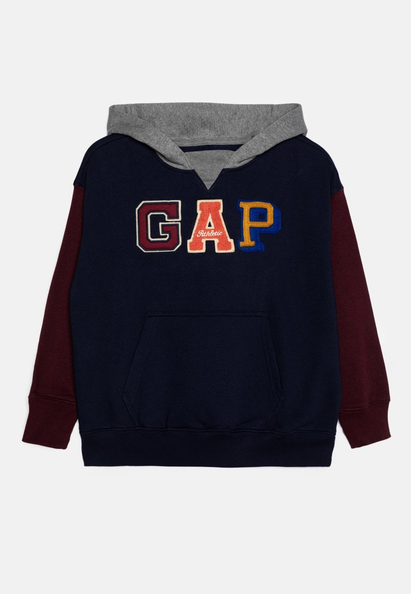 Sweat à capuche bleu marine avec capuche grise, manches marron, poche avant et grandes lettres multicolores "GAP" sur la poitrine.