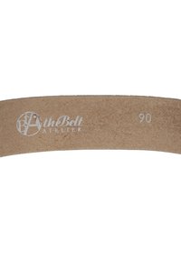 Läderbälte i tan-färg med en mjuk yta, med varumärket "theBelt Atelier" och storlek "90" präglat i silver på insidan.