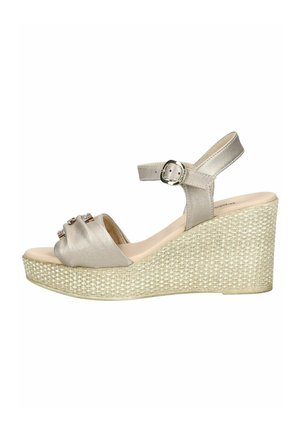 Sandalo con zeppa beige con plateau intrecciato, cinturino alla caviglia con chiusura a fibbia, punta aperta con dettagli decorativi in metallo sulla fascia anteriore.