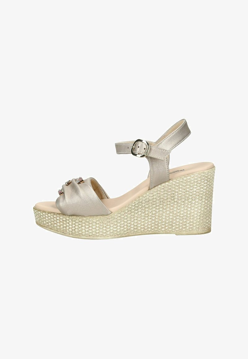 Sandale compensée beige avec plateforme tissée, bride à la cheville et fermeture à boucle, bout ouvert avec accents métalliques décoratifs sur la bride avant.