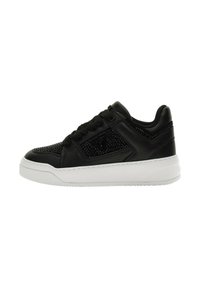 Sneaker nera a basso profilo con parte superiore texturizzata, lacci neri e suola bianca spessa, vista di lato su sfondo bianco.