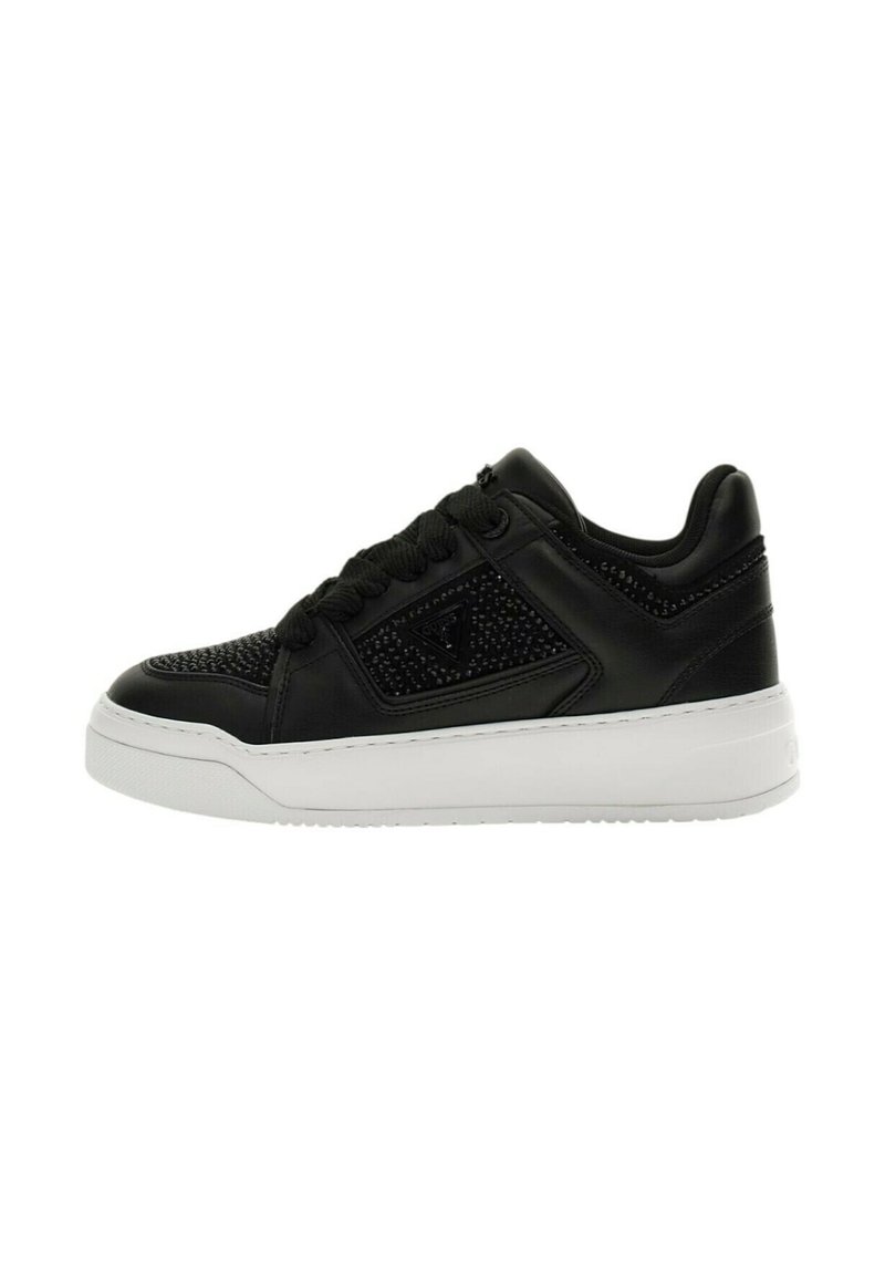 Sneaker nera a basso profilo con parte superiore texturizzata, lacci neri e suola bianca spessa, vista di lato su sfondo bianco.
