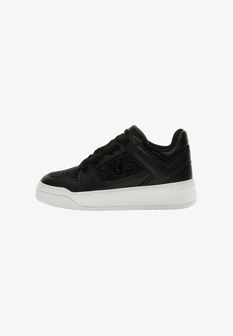 Sneaker nera a basso profilo con parte superiore texturizzata, lacci neri e suola bianca spessa, vista di lato su sfondo bianco.