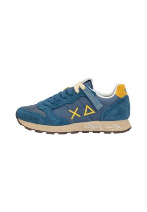 Blauer und gelber Sneaker aus Wildleder und Mesh mit beiger Sohle, cremefarbenen Schnürsenkeln, geometrischen gelben Symbolen an der Seite und weißer Schrift auf der Sohlenseite.