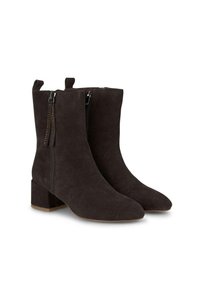 Botas de tobillo de ante marrón oscuro con tacón cuadrado, que cuentan con una cremallera lateral y acentos decorativos a lo largo de la línea de la cremallera.