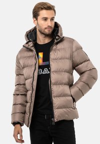 Puffjacke in hellbraun, mit Kapuze, Reißverschluss und gestepptem Design. Strukturierten Stoff mit einer eleganten, glatten Oberfläche.