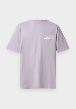 Lichtpaarse katoenen t-shirt met korte mouwen, voorzien van een kleine witte grafische print op de borst. Soepele textuur en ronde halsstijl.