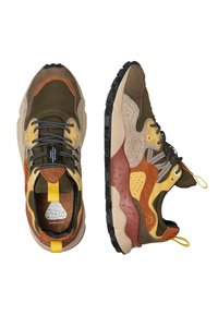 Turistické boty s kombinací olivově zelené, hnědé a žluté kůže. Obsahují černé šněrování, korek vnitřní stélky a výraznou gumovou podrážku s texturovanými akcenty.