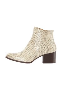 Botine crem cu o suprafață texturată în model reptilă, având un vârf pătrat și un toc solid, de culoare maro.