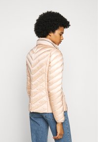 MICHAEL Michael Kors SHORT PACKABLE  - Casaco de penas - powder blush