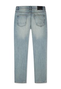 Lichtblauwe denim jeans met achterzakken, riemlussen en een klein zwart rechthoekig label op de tailleband met de tekst "PURE PATH."