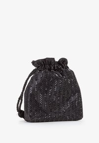Bolsa negra con textura y superficie estampada, con parte superior fruncida y asa de cuerda trenzada, elaborada con materiales brillantes.
