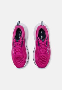 Baskets de course en mesh rose avec des semelles blanches et des accents marine, dotées d'un design à lacets et de perforations de ventilation sur le matériau supérieur.