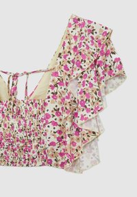 Top corto floreale con fiori rosa, beige e marroni, caratterizzato da un corpetto arricciato, lacci sulla schiena e maniche a volant a strati su sfondo bianco.