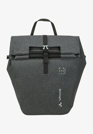 Zaino nero in tessuto riciclato con chiusura a risvolto e tracolla regolabile. Dotato di un sistema di imbracatura e di un logo elegante sul davanti.