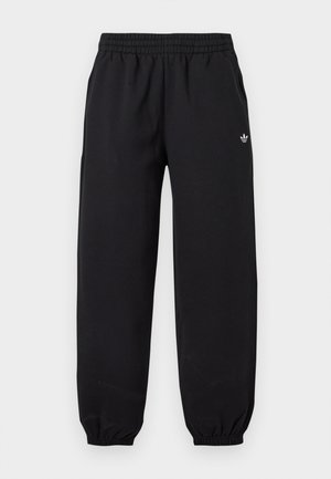 Pantalones de entrenamiento Adidas negros con cintura y puños elásticos, con un pequeño logo blanco de Adidas en la parte superior del muslo izquierdo.