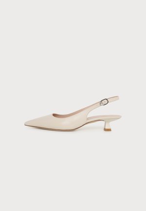 Béžový slingback topánka so špicatou špičkou, nízkym opätkom typu kitten a remienkom na členku s malou prackou, zobrazená na jednoduchom bielom pozadí.