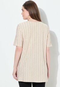 Beige Kurzarmhemd mit vertikalen, mehrfarbigen Streifen, Rundhals-Ausschnitt und Seiten-Schlitzen für mehr Bewegungsfreiheit. Weicher Stoff.