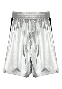 Pantaloni corti argentati in materiale lucido, con vita elastica e accenti neri ai lati. Texture liscia con una vestibilità ampia.