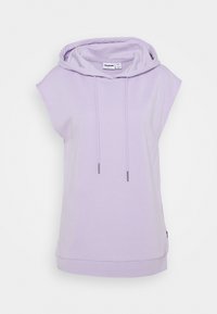 Levandulová sleeveless mikina s kapucí, přední kapsou ve tvaru pytlíku, nastavitelnými šňůrkami a hladkou bavlněnou směsí tkaniny. Má žebrovaný lem.