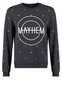 Felpa grigia scura con un grande logo del testo "MAYHEM" in bianco, con piccoli motivi triangolari bianchi sparsi. Collo rotondo e maniche lunghe.