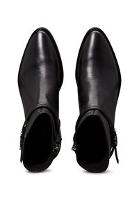 Bottes de cheville en cuir noir avec des pointes effilées, détail de boucle contrastant, texture lisse et silhouette élégante.